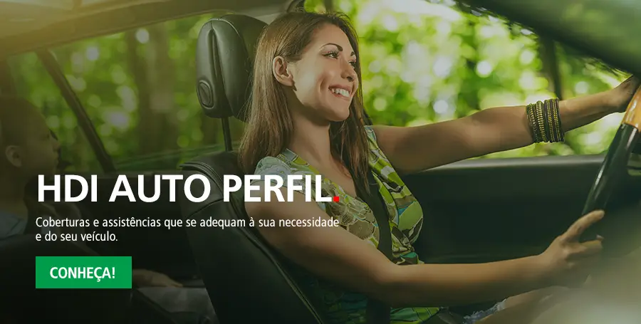 Mulher dirigindo carro sorrindo