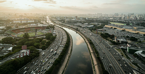 vista de cima da cidade com rio entre avenidas