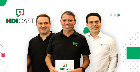 Foto de Rafael Ramalho, Paulo Ricardo Costa e Igor Di Beo com fundo contendo elementos da identidade do HDI Cast