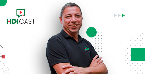Paulo Ricardo Cesário Costa de braços cruzados e sorrindo