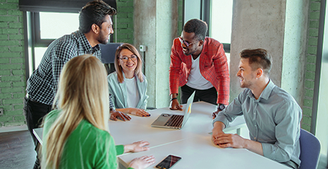 Grupo de jovens empreendedores conversando