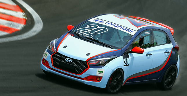 Carro modelo HB20 acelera em pista de corrida