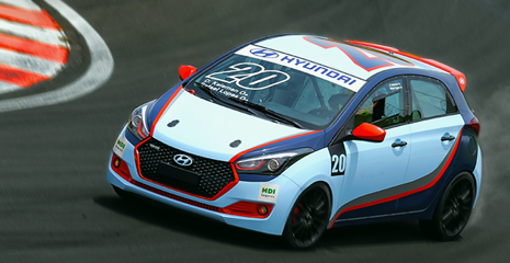 Carro modelo HB20 acelera em pista de corrida