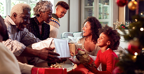 Família reunida trocando presentes de natal