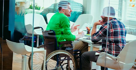 imagem de dois homens cadeirantes conversando