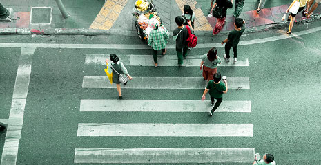 Pessoas atravessando a rua