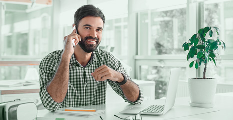 homem sorrindo em ligação celular