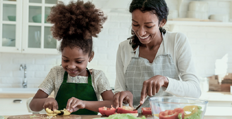 imagem de mãe e filha cozinhando juntas