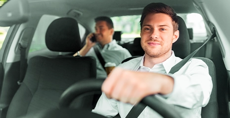 Homem dirigindo carro