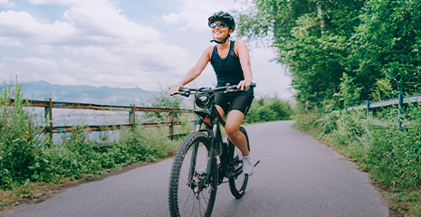 Foto de mulher andando de bicicleta ao ar livre