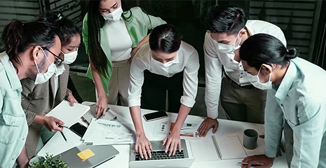 pessoas reunidas em trabalho em grupo