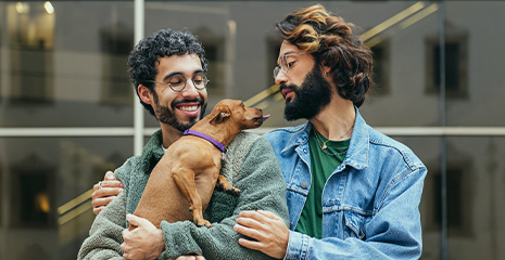 dois-homens-olhando-cachorro-no-colo-hdi-residencial-pet