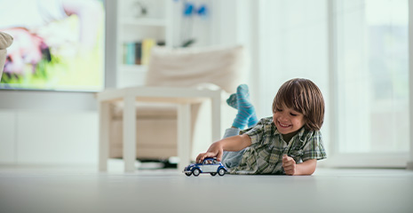 menino-brincando-carrinho