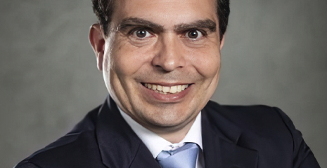 Foto do Igor Di Beo sorrindo olhando para a câmera
