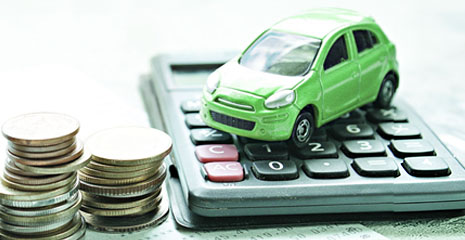 Foto de moedas ao lado de calculadora.