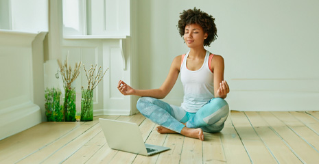Mulher meditando em casa