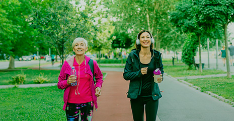 Mulheres correndo no parque