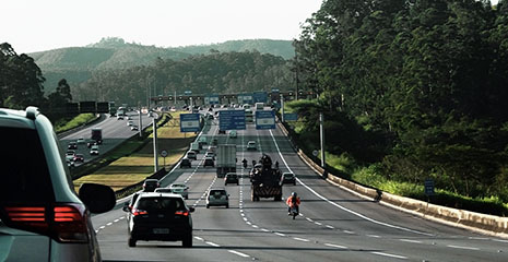Foto de carros em rodovia.
