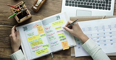imagem de mão preenchendo e grifando calendário