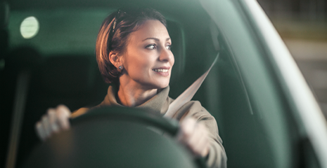 Mulher dirigindo carro