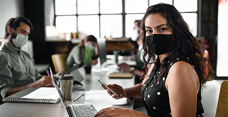 mulher de máscara em ambiente de trabalho
