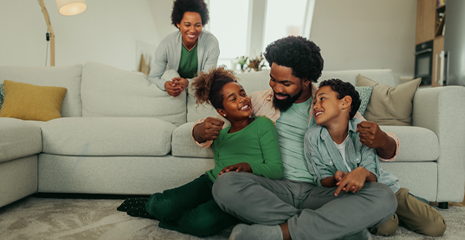 Família feliz na sala de estar