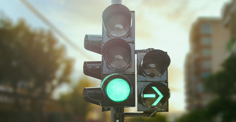 semáforo-com-sinal-verde-em-destaque