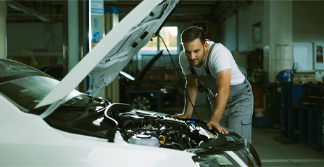 mecânico analisando carro