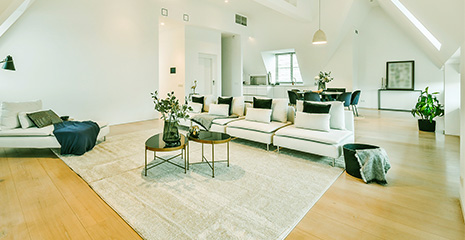 Foto de sala de casa com decoração minimalista.