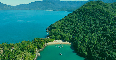 imagem de cima de paisagem marítima