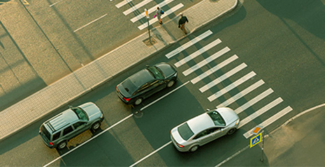 imagem de vista de cima de carros transitando pela rua