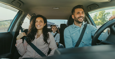 Família viajando de carro