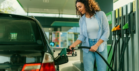 Mulher colocando gasolina no carro