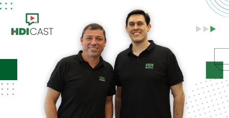 Foto de Paulo Ricardo, vice-presidente comercial da HDI, e Leandro Bordon, diretor de operações da HDI no estúdio do HDI Cast
